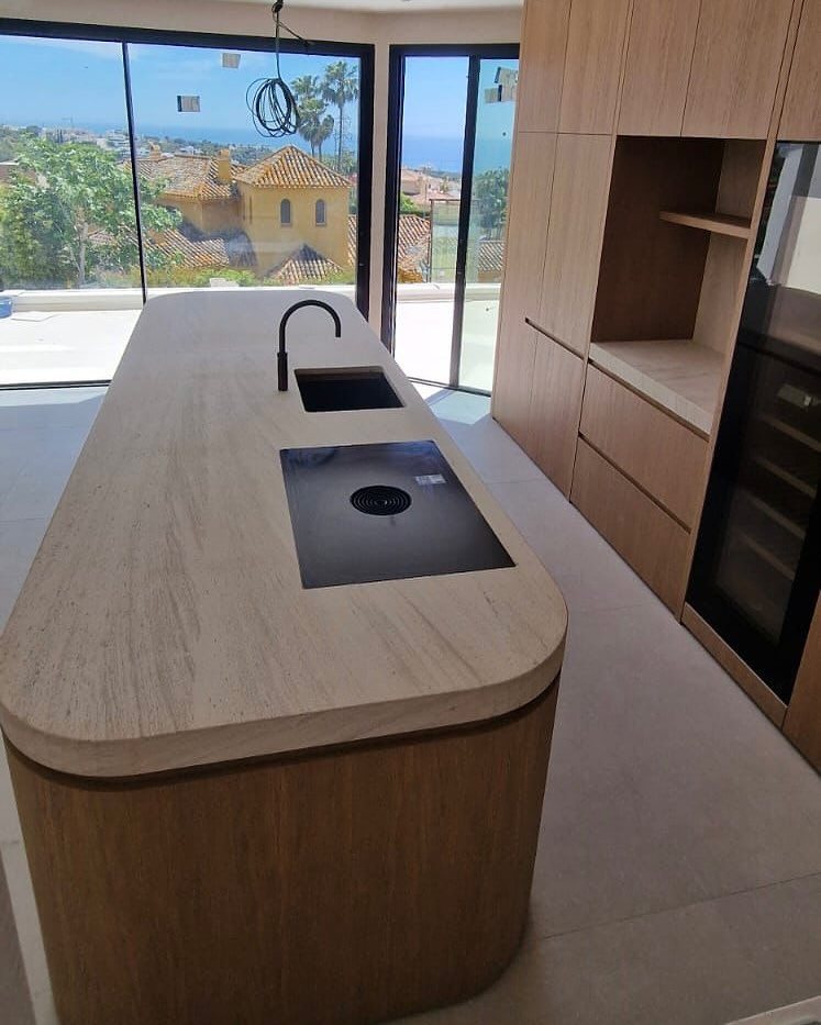 Isla de cocina realizada con un estudio de interiorismo