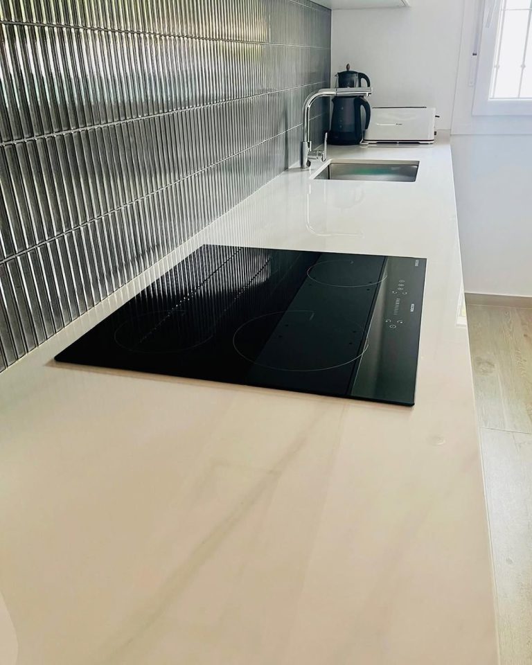 Ascale Tau Lasa White