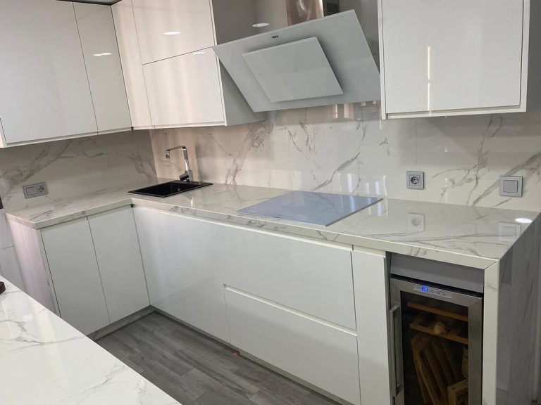 Encimera Dekton emparchado y mesa isla