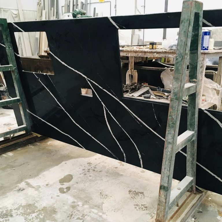 Isla Silestone Negro Marquina